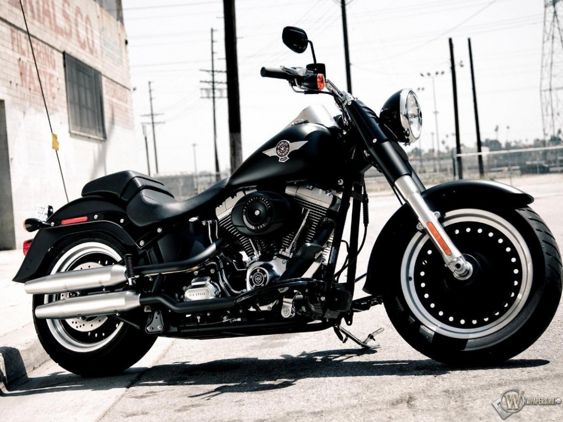 Чёрный Harley-Davidson 1152x864