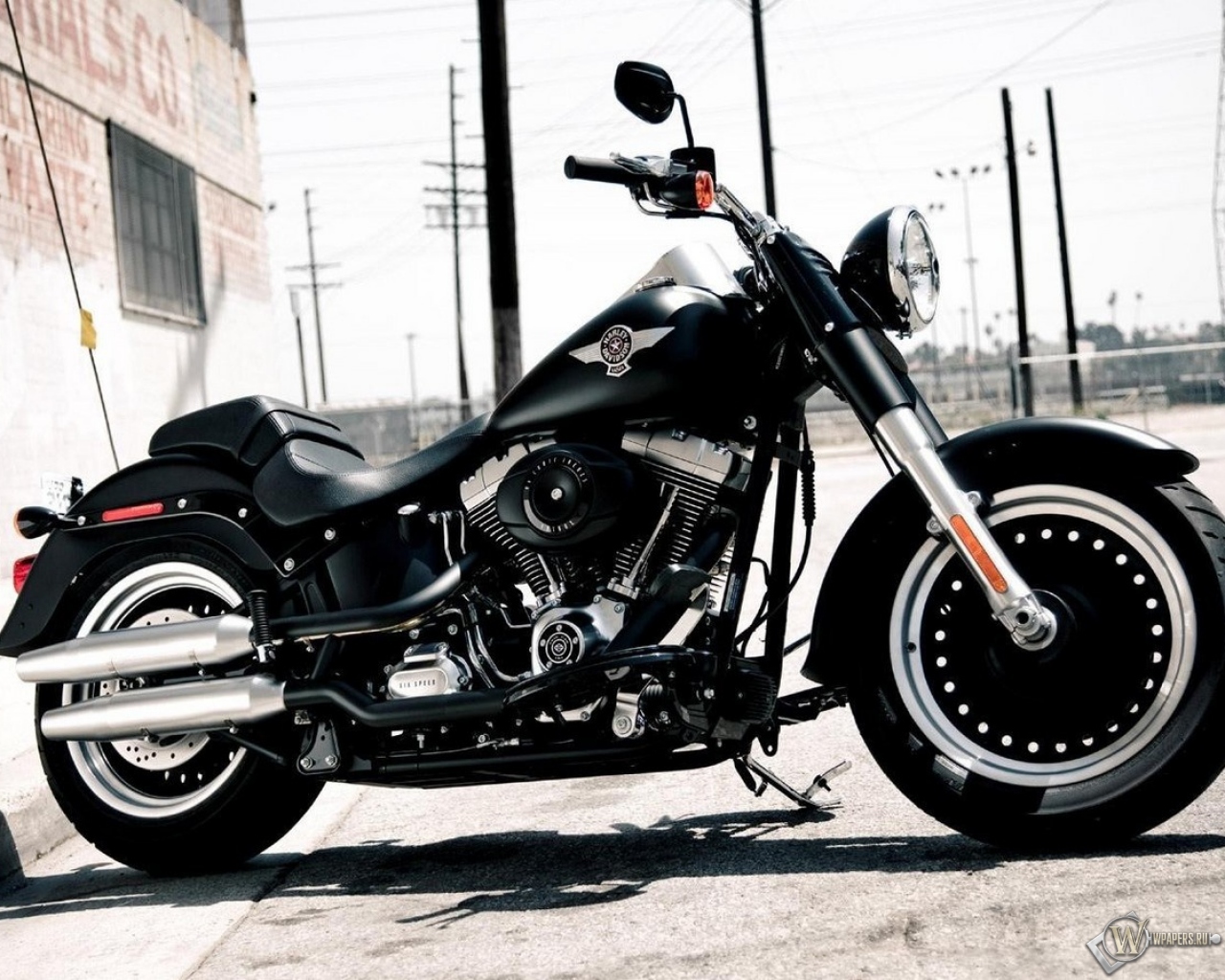 Чёрный Harley-Davidson 1280x1024
