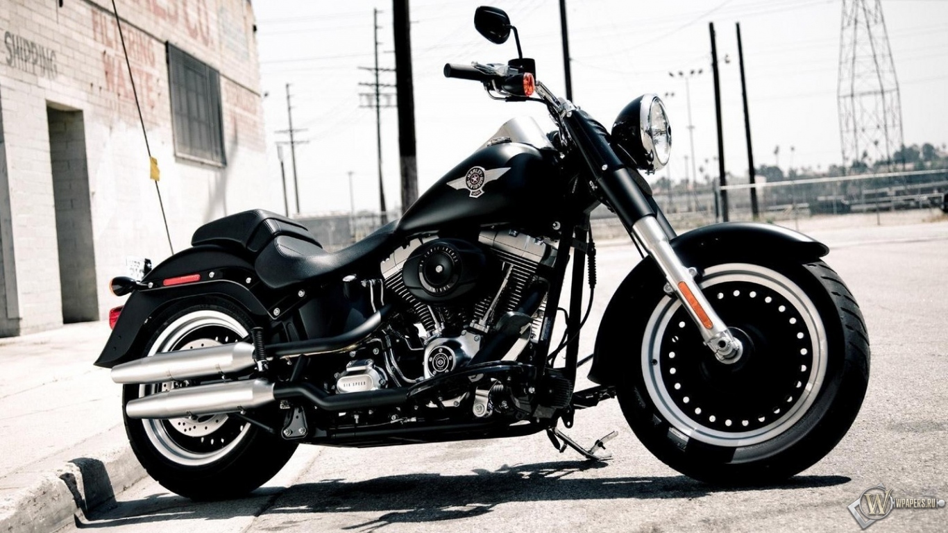 Чёрный Harley-Davidson 1366x768
