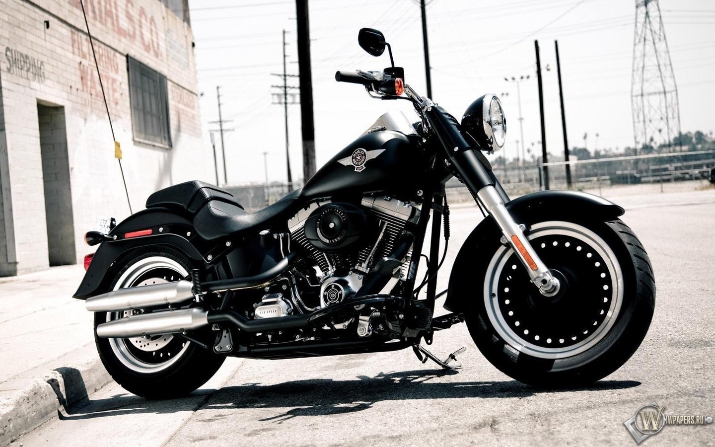 Чёрный Harley-Davidson 1440x900