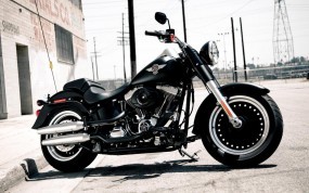 Обои Чёрный Harley-Davidson: Здание, Мотоцикл, Электросеть, Harley-Davidson, Мотоциклы
