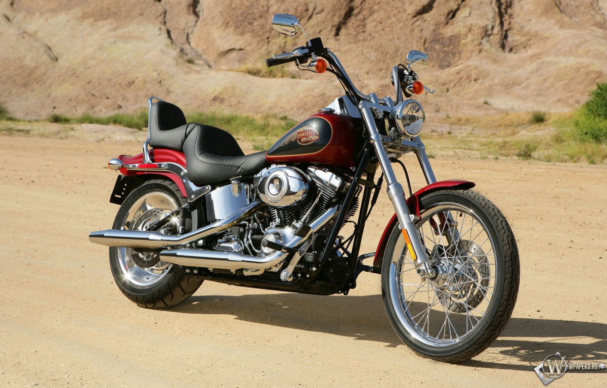 Красный Harley-Davidson 1200x768