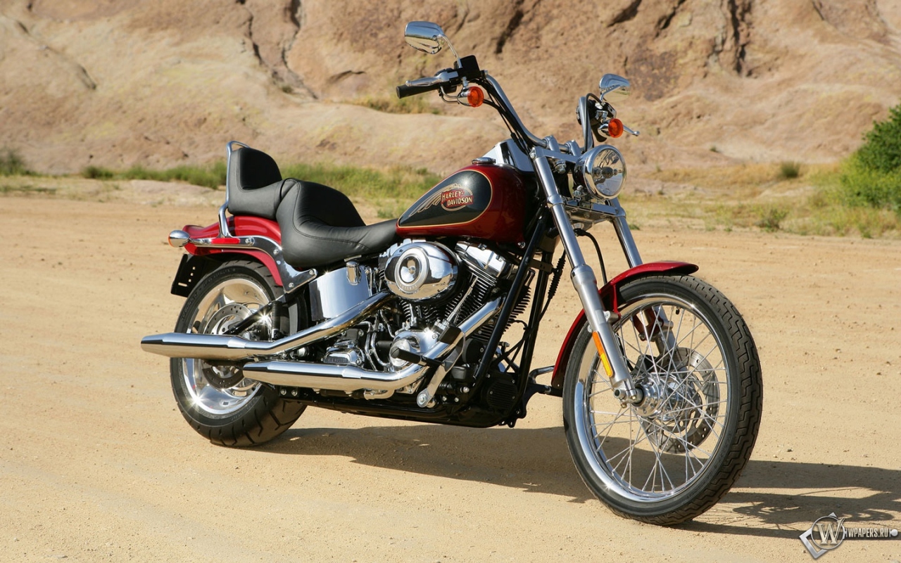 Красный Harley-Davidson 1280x800
