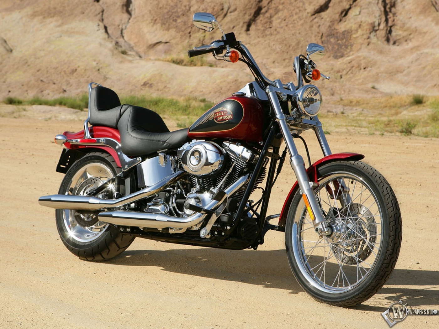 Красный Harley-Davidson 1400x1050