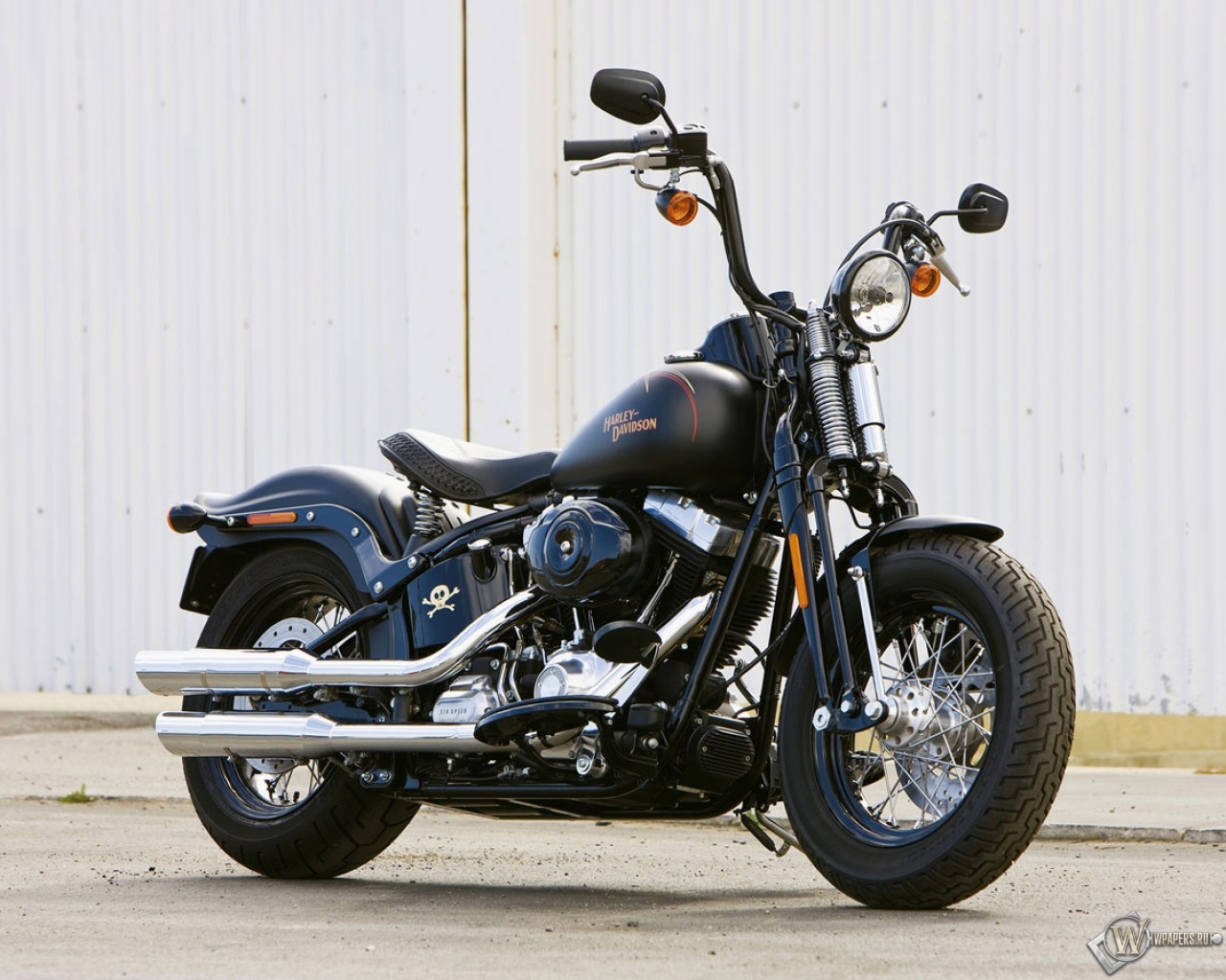 Чёрный Harley-Davidson Cross-Bones 1280x1024