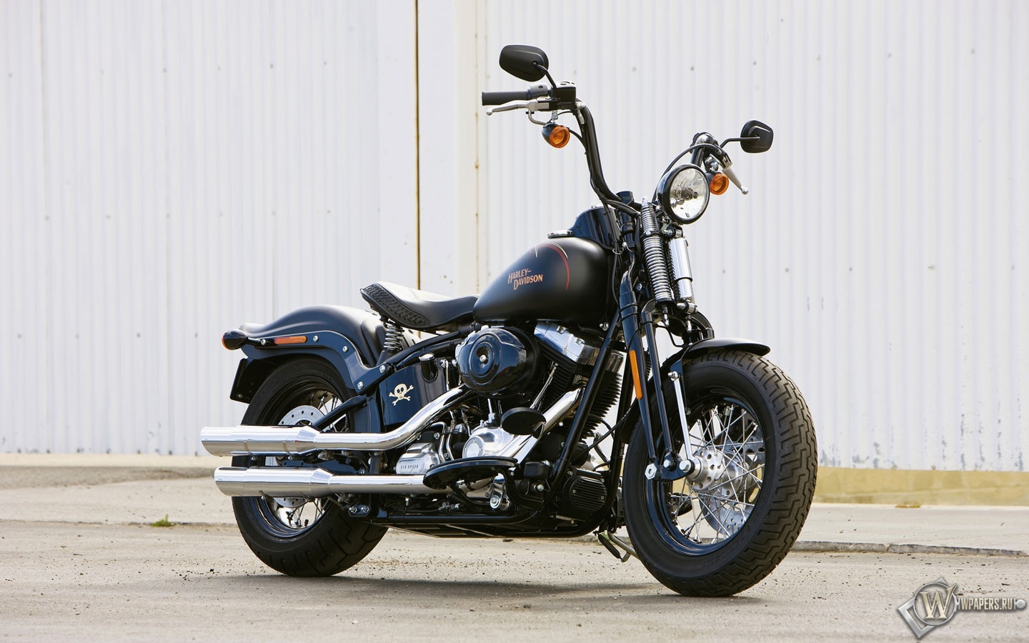 Чёрный Harley-Davidson Cross-Bones 1440x900