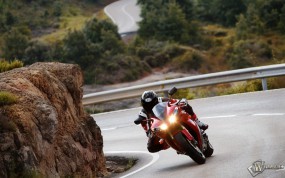 Обои Красный мотоцикл на трассе: , Yamaha