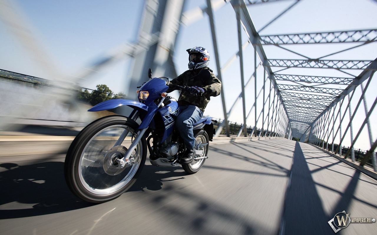 Мотоцикл на мосту 1280x800