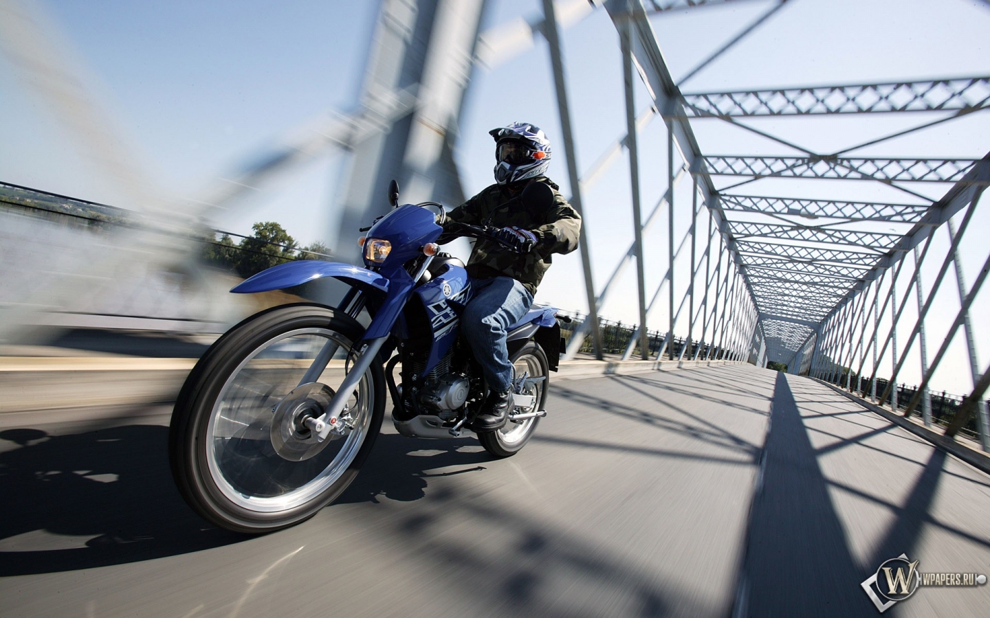 Мотоцикл на мосту 1440x900