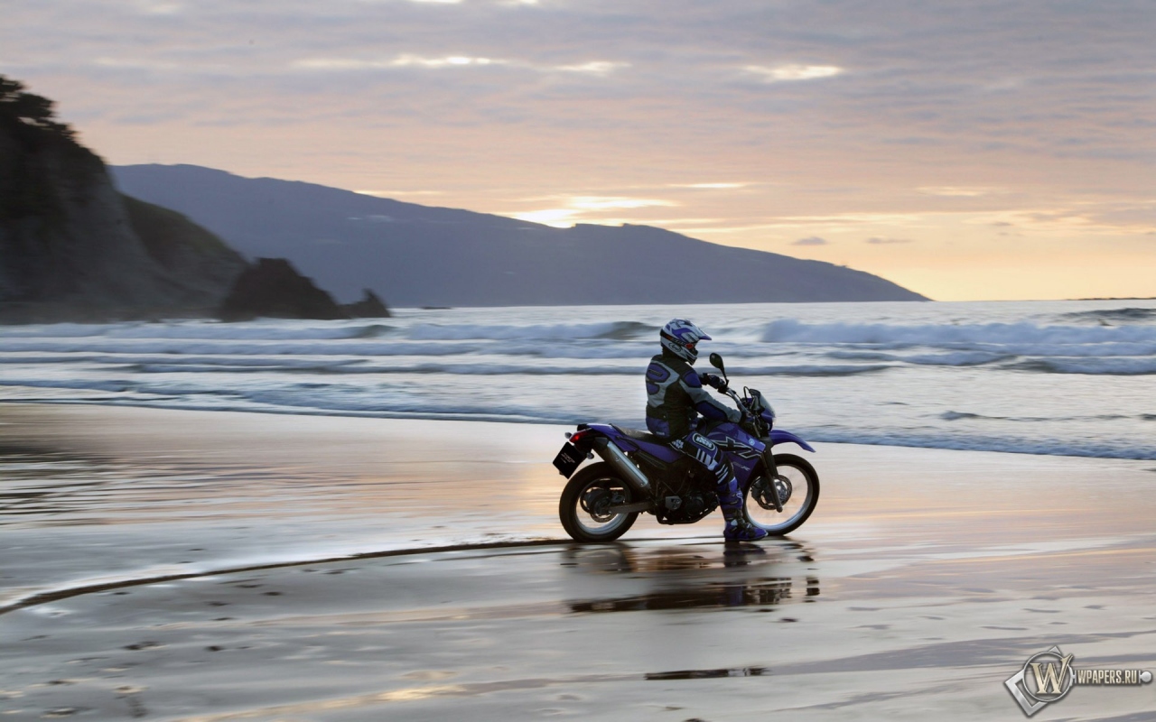Yamaha на пляже 1280x800