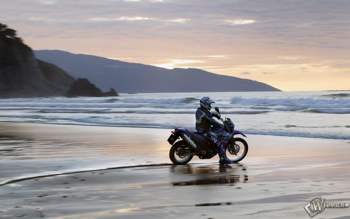 Yamaha на пляже 1440x900