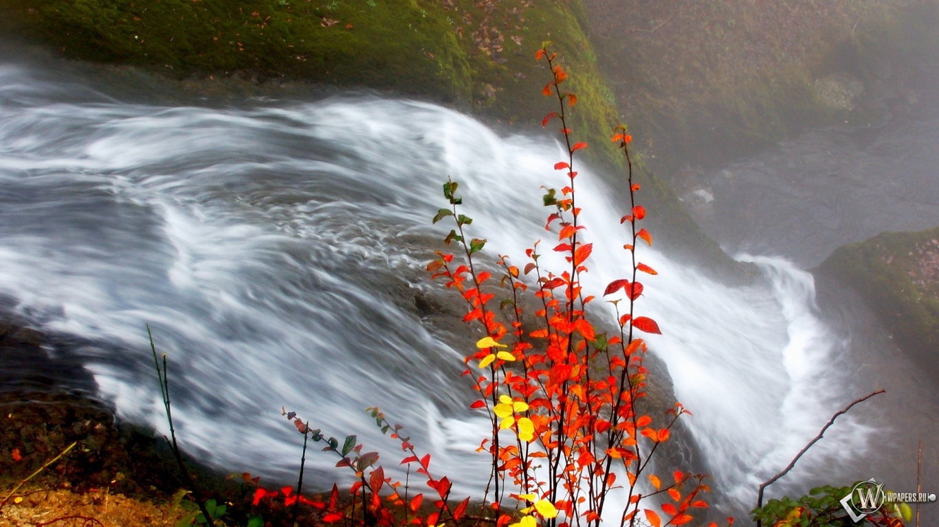 Осенний водопад 1366x768
