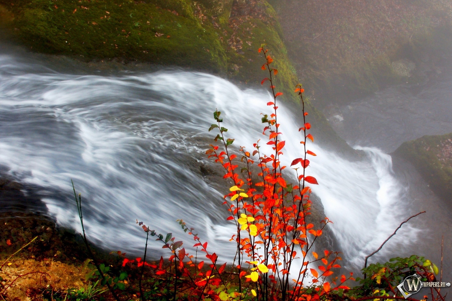 Осенний водопад 1500x1000