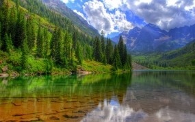 Обои Лес у озера: Облака, Горы, Деревья, Озеро, Вода и небо