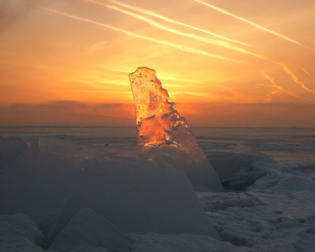Прозрачный лёд на закате