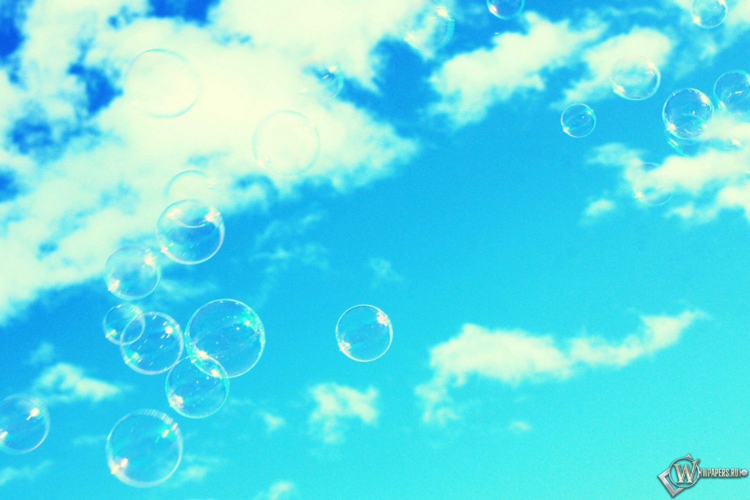 Мыльные пузыри в небе 1500x1000