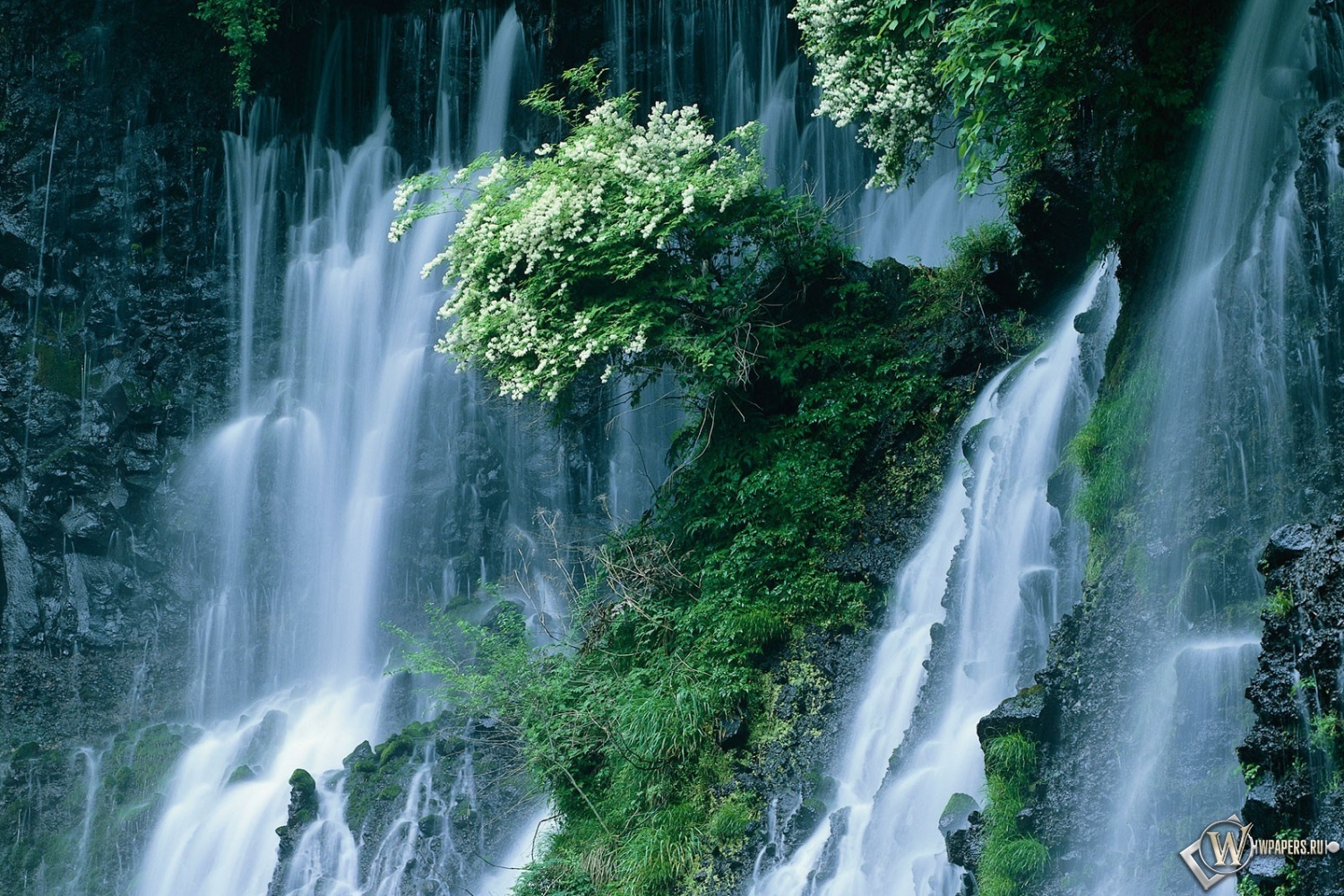 Водопад Японии 1500x1000