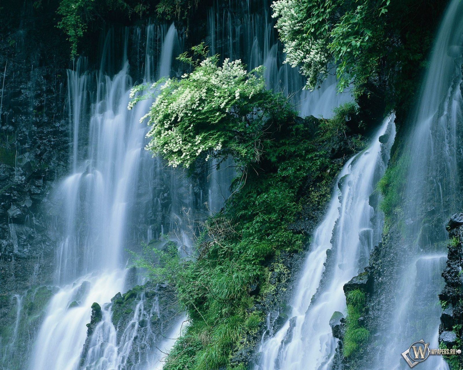 Водопад Японии 1600x1280