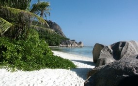 Обои Тропический пляж: Пляж, Песок, Море, Камни, Природа