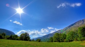Обои Солнечная погода: Горы, Солнце, Трава, Небо, Утро, Природа