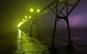 Обои Гроза у моста: Огни, Мост, Ночь, Молния, Гроза, Природа