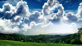 Обои Деревенский пейзаж: Облака, Деревья, Поле, Трава, Небо, Деревня, Природа