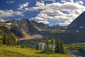 Обои Glacier National Park Montana: Облака, Река, Горы, Деревья, Природа