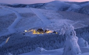 Обои Зимний отель: Зима, Снег, Склон, Природа