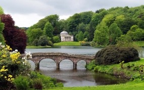 Обои Каменный мост: Зелень, Мост, Озеро, Природа