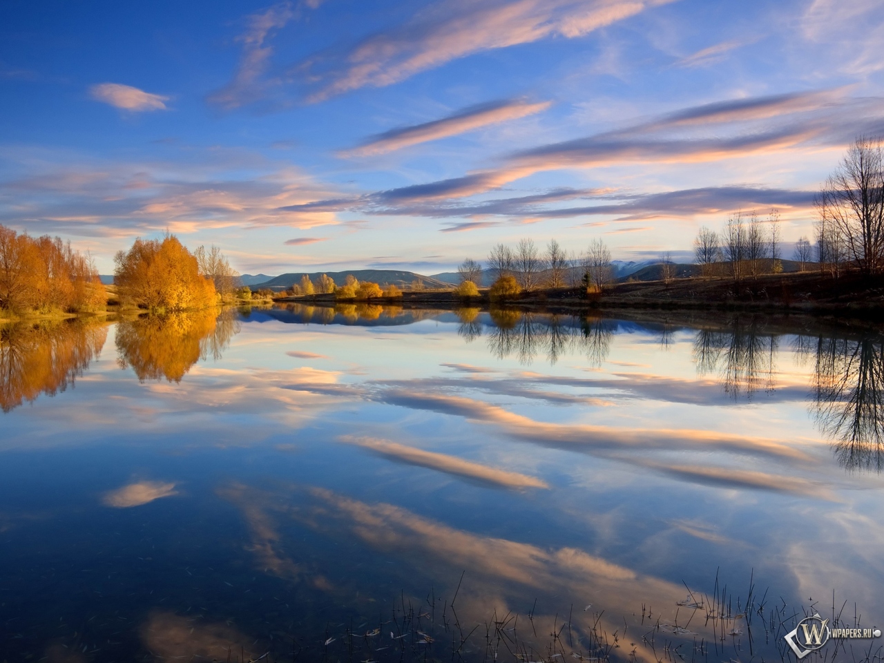 Отражение в осеннем озере 1280x960