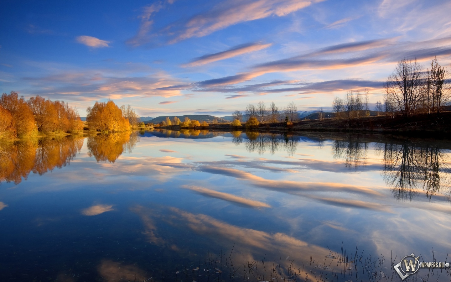 Отражение в осеннем озере 1440x900
