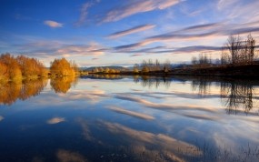 Отражение в осеннем озере