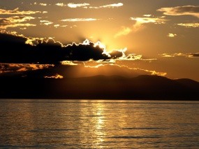 Солнце за облаком на Байкале