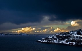 Обои Норвегия: Облака, Снег, Залив, Дома, Норвегия, Мыс, Прочие пейзажи
