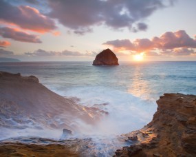 Обои Море и скалы: Волны, Море, Солнце, Скалы, Берег, Прочие пейзажи