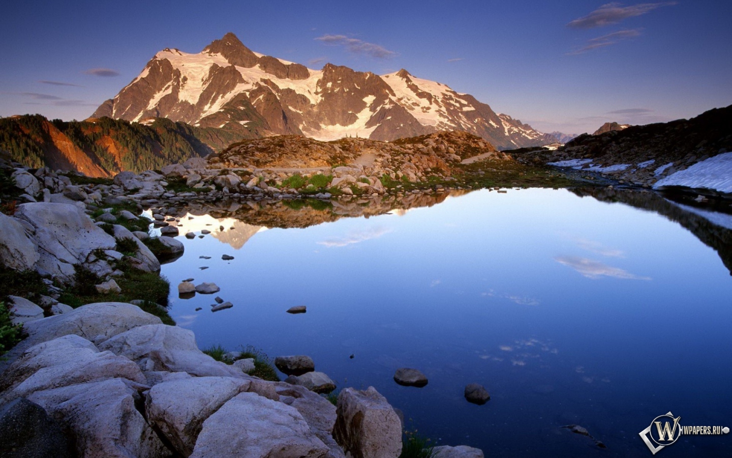 Озеро в горах 1440x900