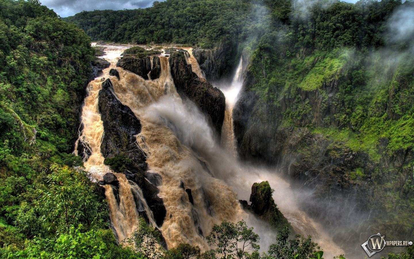 Грязный водопад 1440x900
