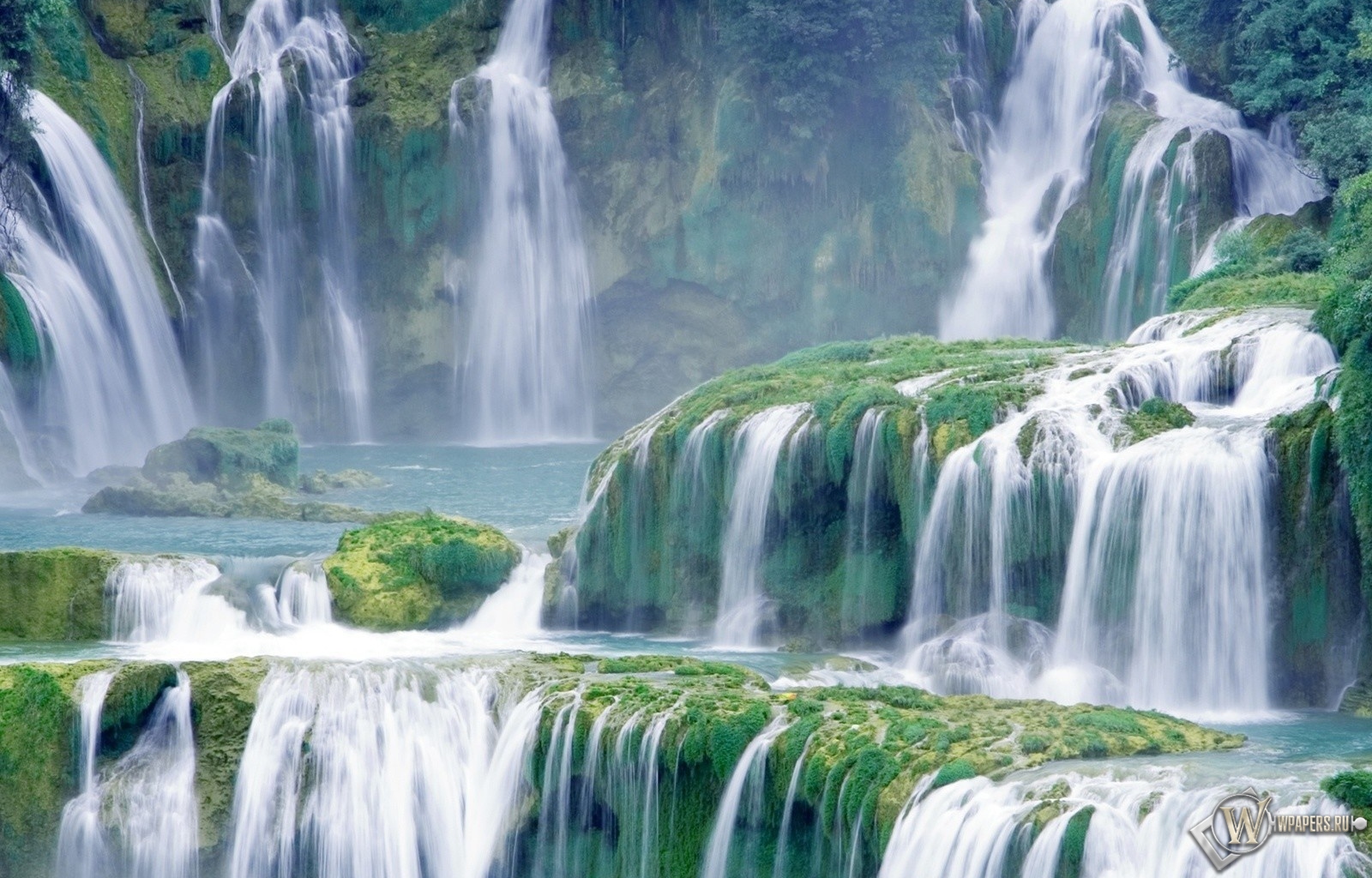 Живописный водопад 1600x1024