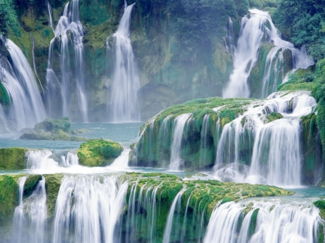Живописный водопад