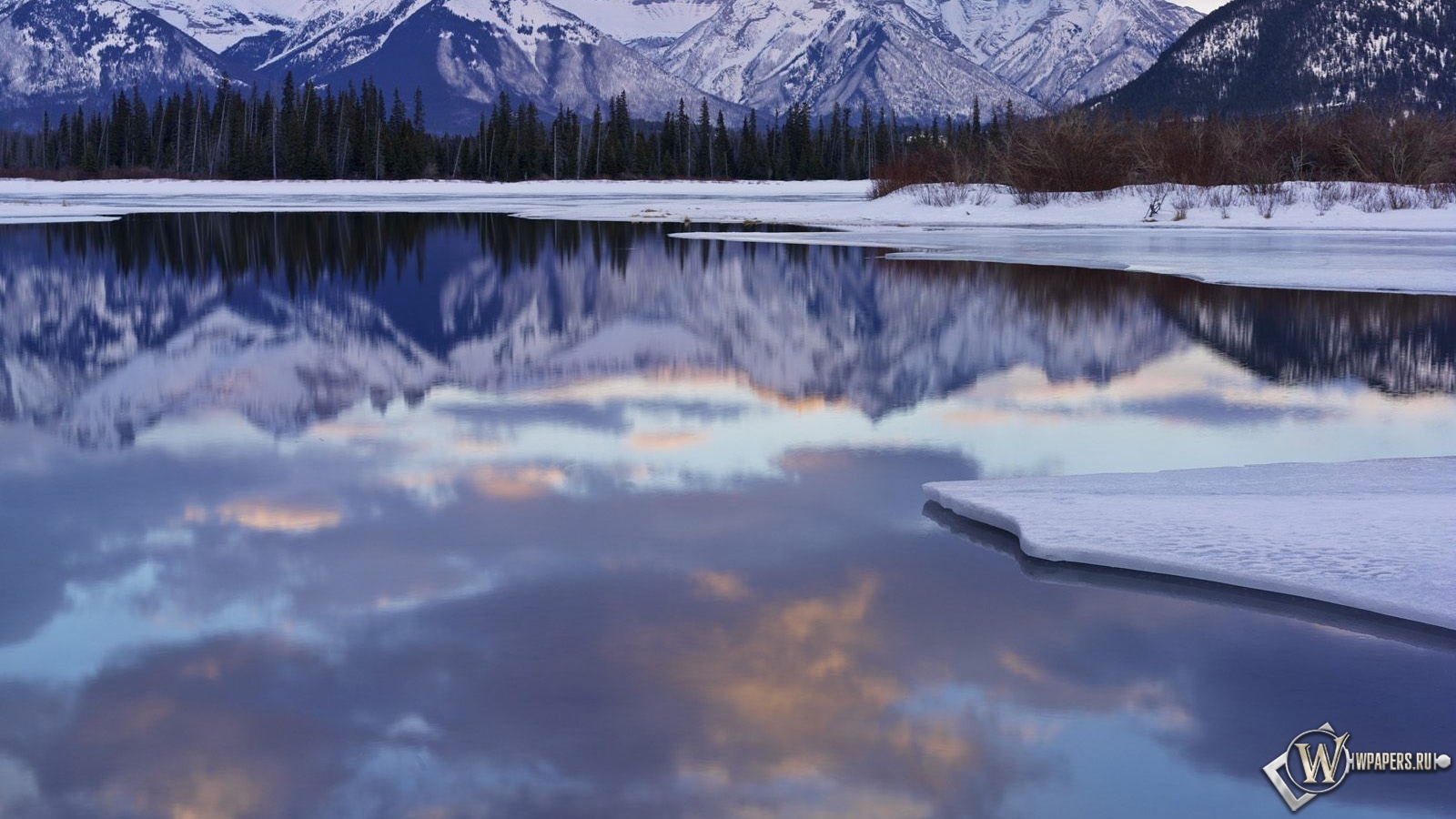 Живописное зимнее озеро 1600x900