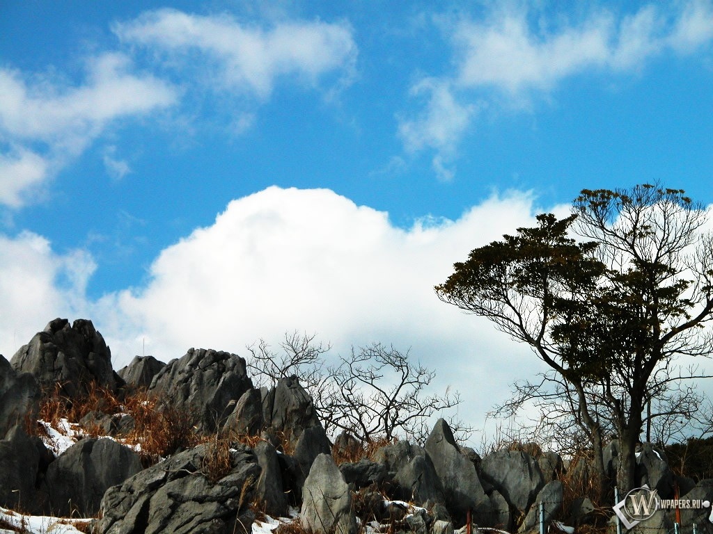 Облака над снежными камнями 1024x768