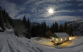 Обои Домик в снежном лесу: Зима, Свет, Снег, Лес, Ночь, Луна, Домик, Зима