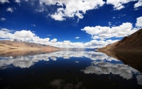 Обои отражение в воде: Облака, Река, Горы, Отражение в воде, Вода и небо