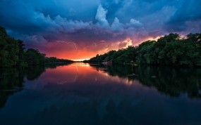 Обои Lightning Sunset: Река, Парк, Молнии, Вода и небо