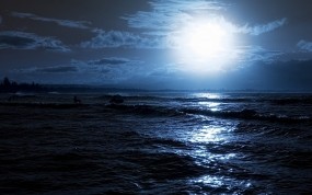 Обои Лунный свет на море: Волны, Море, Ночь, Луна, Свечение, Блики, Вода и небо
