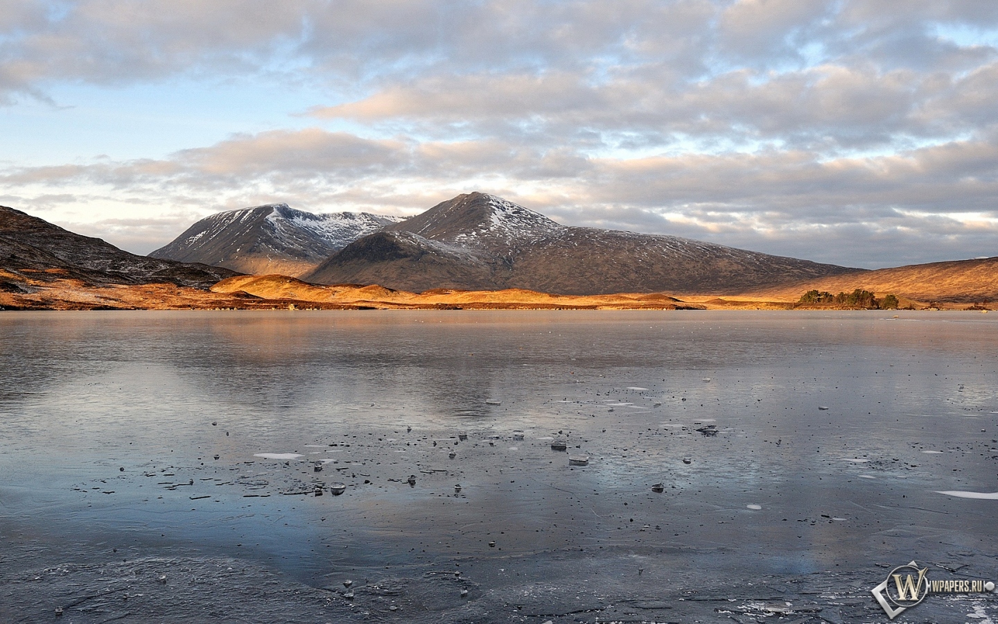 Замёрзшее озеро 1440x900