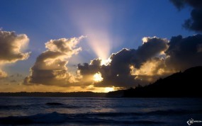 Обои Лучи солнца за облаками: , Вода и небо