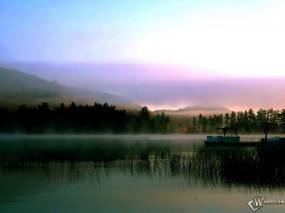 Обои Туман над озером: Причал, Лодки, Катер, Вода и небо