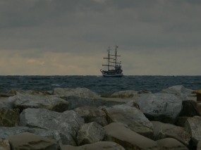 Обои Корабль у каменистого берега: Вода, Море, Камни, Корабль, Корабли
